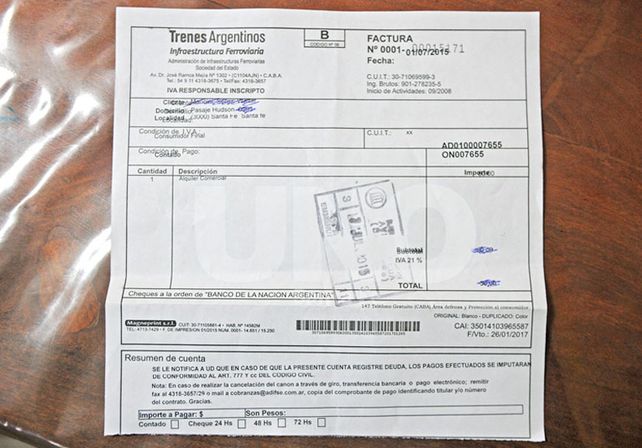 Factura. Uno de los vecinos exhibió la boleta de pago en “concepto de alquiler” que abona a Adif todos los meses desde el año 97.