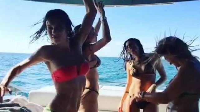 Pampita se mueve sensual junto a un grupo de amigas en un yate en Miami