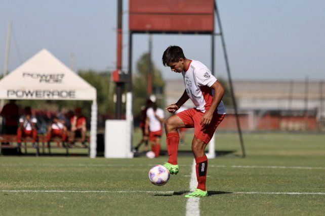 Juan Sforza controla la pelota ante Godoy Cruz en la mañana de Bella Vista.