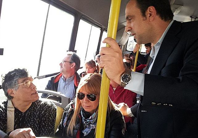 El intendente fue a trabajar hoy en colectivo