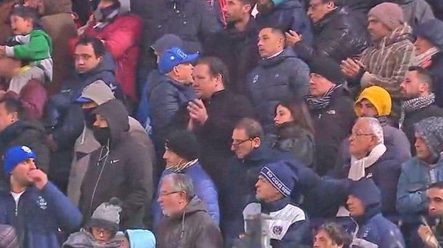 El Diego con gorra azul y mirando hacia atrás en el medio de la tribuna de Gimnasia.&nbsp;