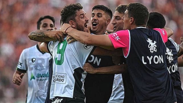 Ferro buscará pasar a San Martín (T) para meterse en las semifinales del reducido de Primera Nacional.