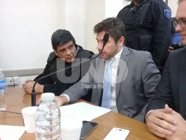 Sentencia. El momento previo al veredicto del tribunal cuando el acusado hablaba con su abogado.&nbsp;