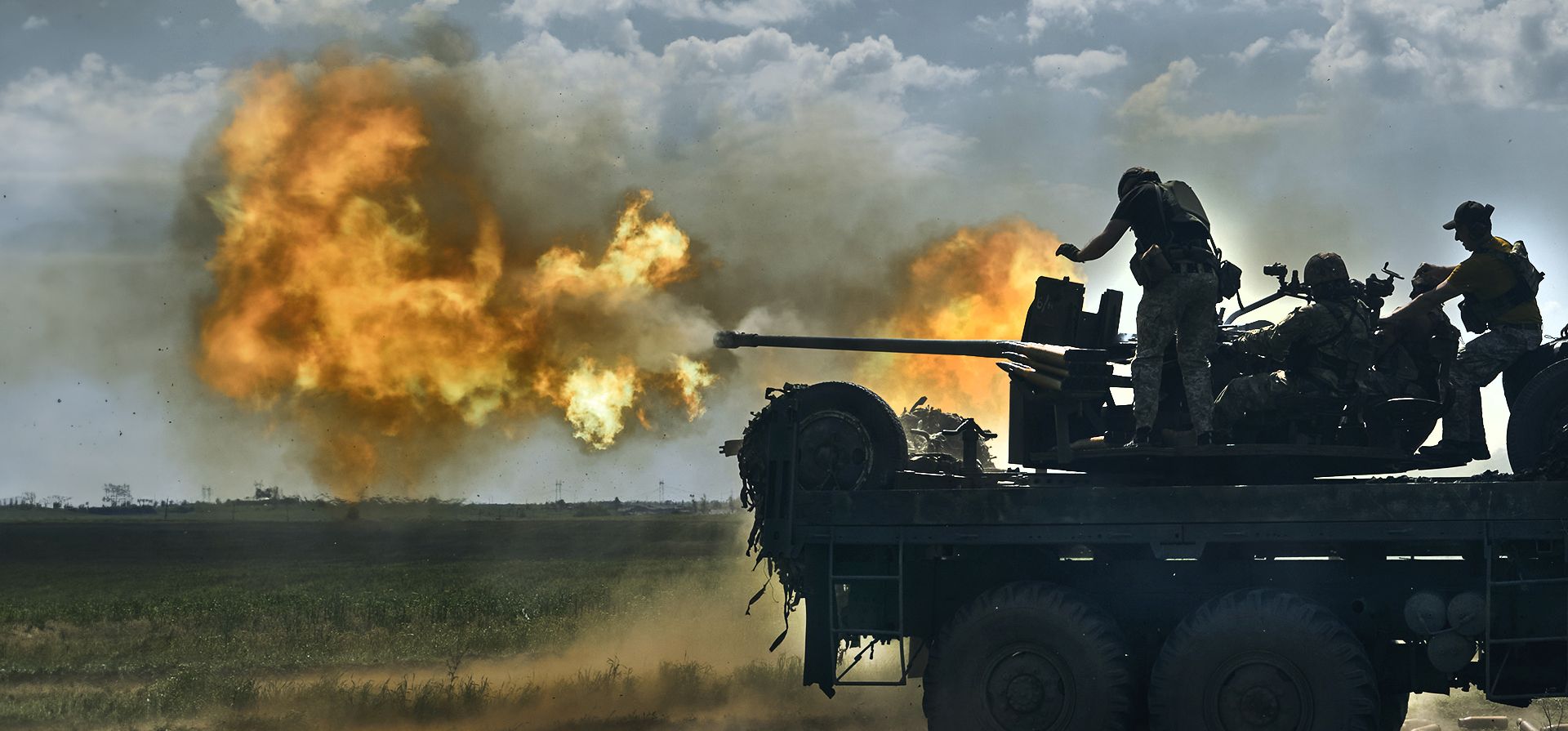 Soldados ucranianos disparan un cañón cerca de la ciudad de Bájmut, en la región de Donetsk, Ucrania. (AP Foto/Libkos, archivo) Soldados ucranianos disparan un cañón cerca de la ciudad de Bájmut, en la región de Donetsk, Ucrania. (AP Foto/Libkos, archivo)
