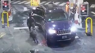 Fue a cargar nafta y nueve hombres se subieron a la camioneta para robarla