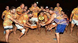 Los jugadores de La Tahona celebran con la Copa de Oro.
