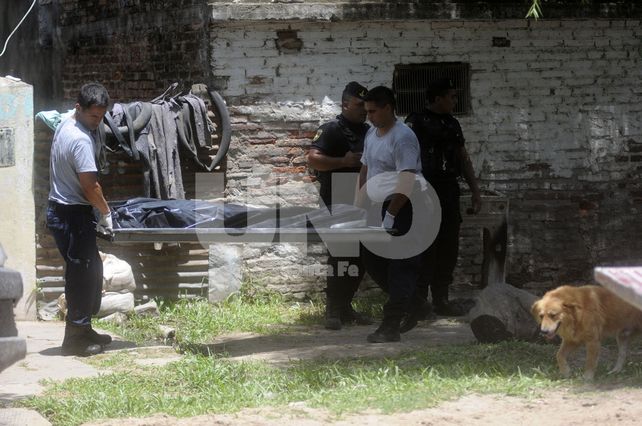 Atacado. La víctima recibió tres puñaladas en la zona del abdomen y terminó tirado en el suelo de la casa.
