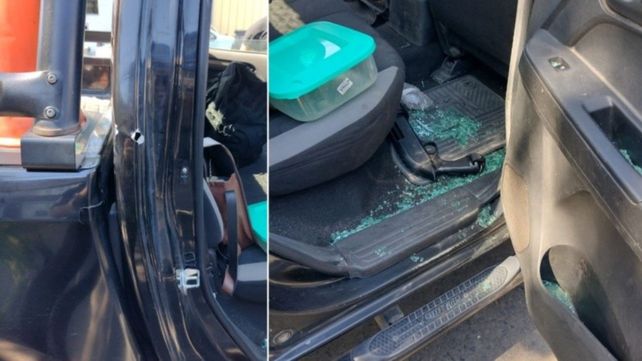Las marcas del ataque quedaron reflejadas en el móvil policial. (Foto vía Twitter @MauroYasprizza)