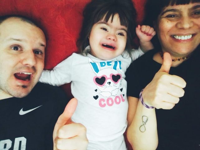 Amanda con su papá y su mamá.