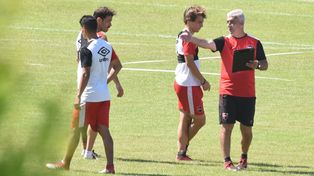 En el campo. De Felippe fue director técnico de Newell’s en 2018, donde logró una buena cosecha de local y pobre de visitante.
