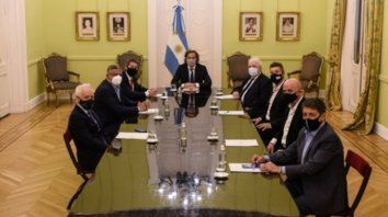 El jefe de Gabinete Santiago y los ministros de Salud y de Turismo y Deportes recibieron a las autoridades de la Asociación del Fútbol Argentino (AFA) para determinar la vuelta del fútbol. El jefe de Gabinete Santiago y los ministros de Salud y de Turismo y Deportes recibieron a las autoridades de la Asociación del Fútbol Argentino (AFA) para determinar la vuelta del fútbol.