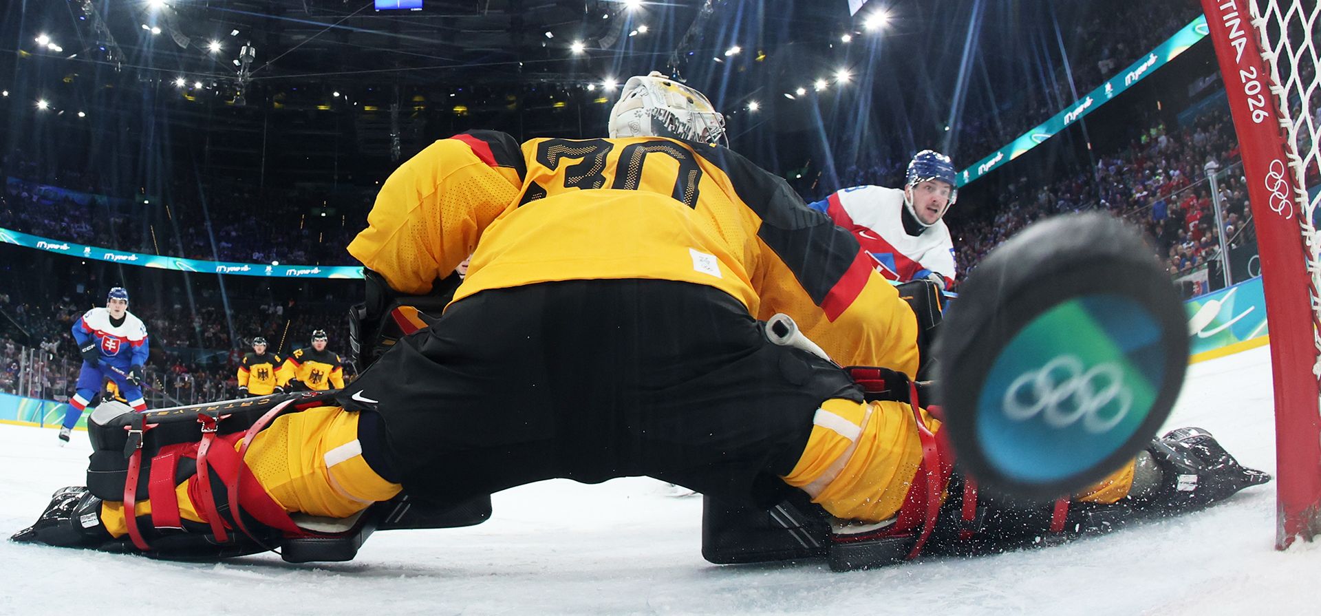 Oliver Okuliar (8) de Eslovaquia anota el tercer gol de su equipo durante el partido de cuartos de final de hockey sobre hielo masculino entre Eslovaquia y Alemania en los Juegos Olímpicos de Invierno de 2026, en Milán, Italia, el miércoles 18 de febrero de 2026. (Bruce Bennett/Pool Photo vía AP) Oliver Okuliar (8) de Eslovaquia anota el tercer gol de su equipo durante el partido de cuartos de final de hockey sobre hielo masculino entre Eslovaquia y Alemania en los Juegos Olímpicos de Invierno de 2026, en Milán, Italia, el miércoles 18 de febrero de 2026. (Bruce Bennett/Pool Photo vía AP)