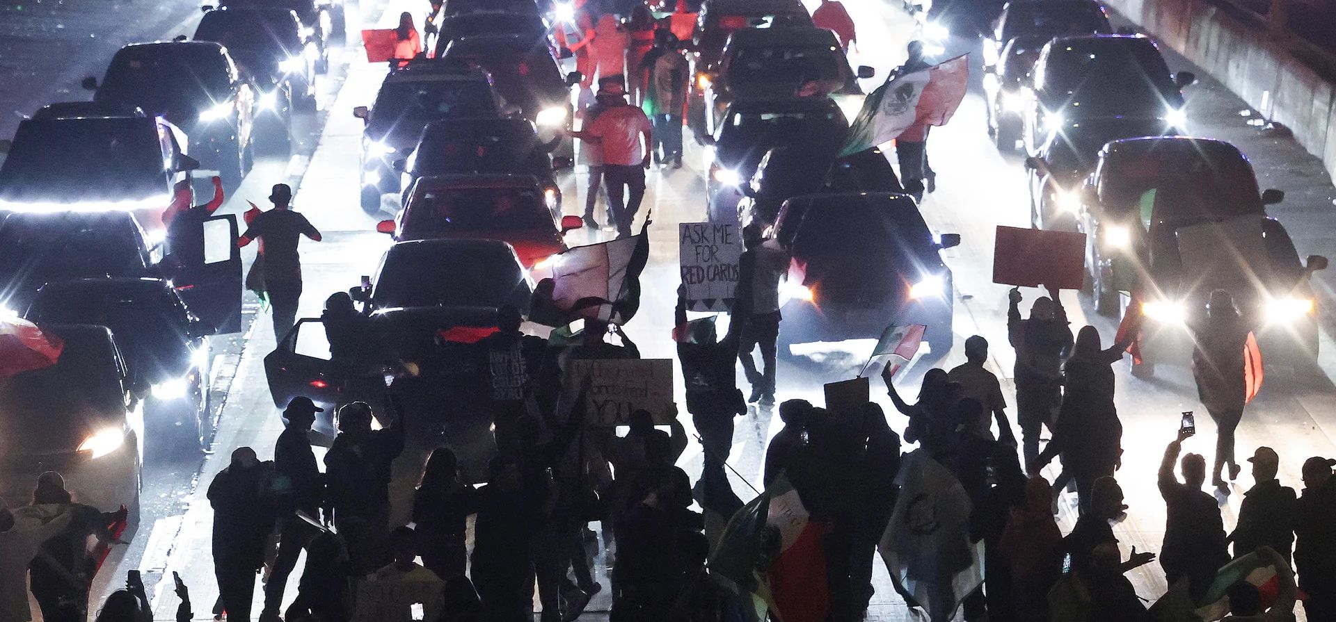 Manifestantes bloquean la autopista Ruta 101 en California mientras protestan contra la política de deportación de la administración Trump, Los Ángeles, Estados Unidos. Fotografía: Mario Tama/Getty Images Manifestantes bloquean la autopista Ruta 101 en California mientras protestan contra la política de deportación de la administración Trump, Los Ángeles, Estados Unidos. Fotografía: Mario Tama/Getty Images