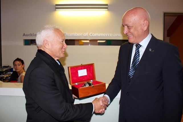 El gobernador Antonio Bonfatti entrega una presente al director ejecutivo de la Cámara de Comercio de Auckland