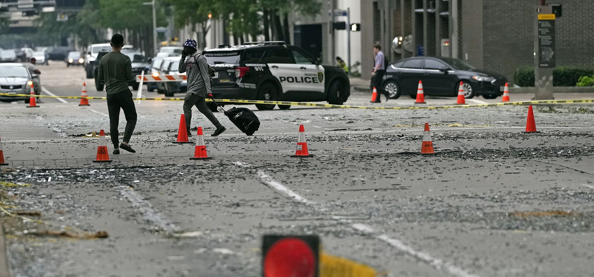 Los vidrios rotos de las ventanas de los rascacielos cubren una calle del centro después de una fuerte tormenta el viernes 17 de mayo de 2024 en Houston. (Foto AP/David J. Phillip) Los vidrios rotos de las ventanas de los rascacielos cubren una calle del centro después de una fuerte tormenta el viernes 17 de mayo de 2024 en Houston. (Foto AP/David J. Phillip)