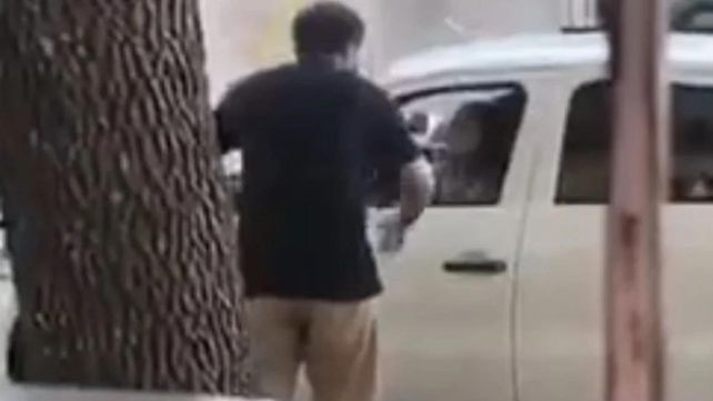 La violenta reacción del conductor fue filmada por un vecino y el video se hizo viral.&nbsp; (Foto: captura de video)
