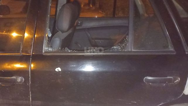 El auto estaba estacionado y fue baleado. Le rompieron los cristales