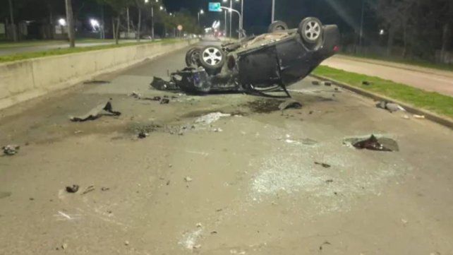 Grave vuelco en Paraná: un hombre quedó atrapado y fue rescatado por bomberos