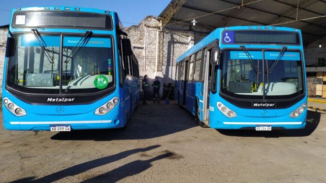 Los ómnibus guardados en el galpón de la empresa Movi