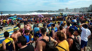 Una marea xeneize copó las playas de Copacabana.&nbsp;