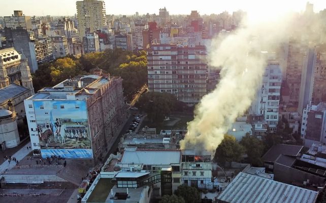 Los peritajes determinarán si el incendio fue accidental o intencional.