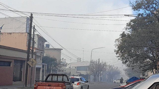 Un importante incendio de pastizales se registra en la zona de la Plaza Mujeres Entrerrianas de Paraná.