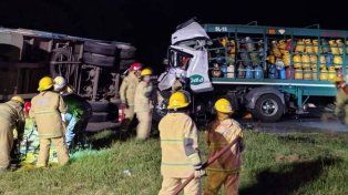 Bomberos trabajan sobre la autopista Rosario-Santa Fe en el choque de dos camiones