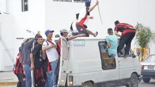 En el clásico que se jugó en la cancha de Paraná los hinchas de Patronato llegaron hasta la esquina del club. Foto UNO Mateo Oviedo.&nbsp;