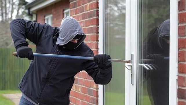 El delincuente quedó atrapado en la casa que entró a robar luego de que se cierre la puerta.