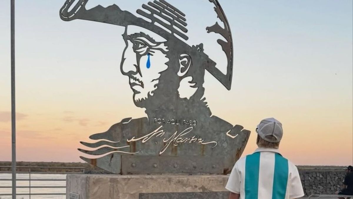 San Martín con una lágrima: un artista rosarino intervino la escultura tras el acto de Milei en San Lorenzo thumbnail