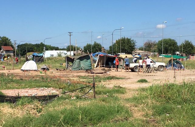 Terrenos usurpados: vencido el plazo de desalojo, unas 15 familias permanecen en el lugar