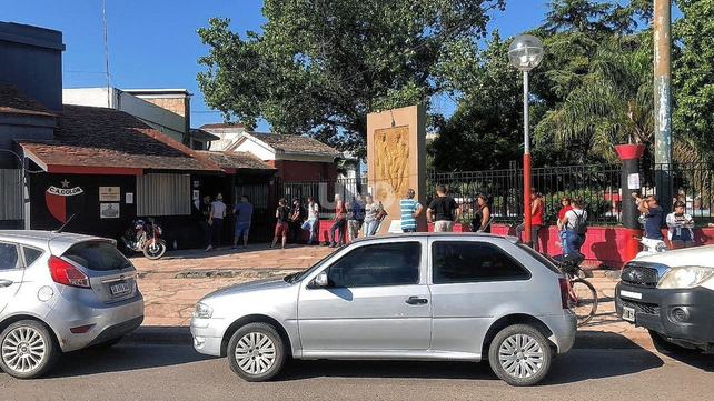 Largas colas en Colón para estar en el Clásico Santafesino