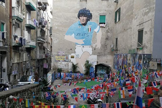 Los murales de Maradona son habituales en la ciudad de la región de Campania.