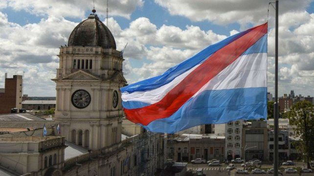 La ley 10.220 del 18 de junio de 2013 determinó la celebración del Día de la Bandera de Entre Ríos recordando el nacimiento de José Gervasio Artigas
