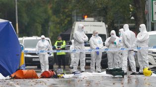 Equipos forenses trabajan en la escena de un apuñalamiento ocurrido el jueves en la sinagoga de la Congregación Hebrea de Heaton Park, en Manchester, Inglaterra, el viernes 3 de octubre de 2025. (Foto AP/Ian Hodgson)