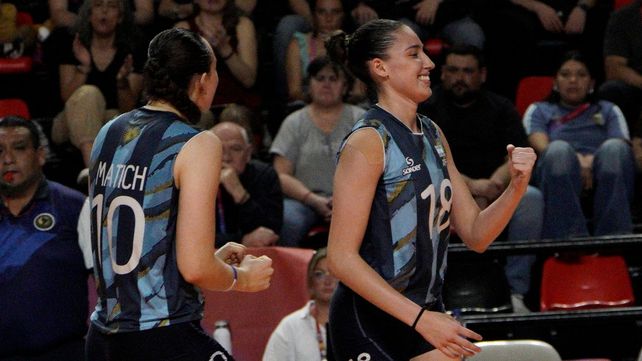 Martina Bednarek festeja uno de los puntos de Argentina ante sobre Colombia