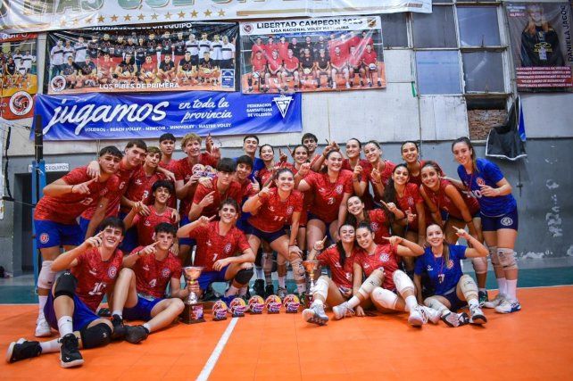 Todos juntos. Fueron con el mismo sueño y volvieron con el objetivo cumplido. Rosario ganó el Interasociaciones Sub 18 en varones y mujeres.