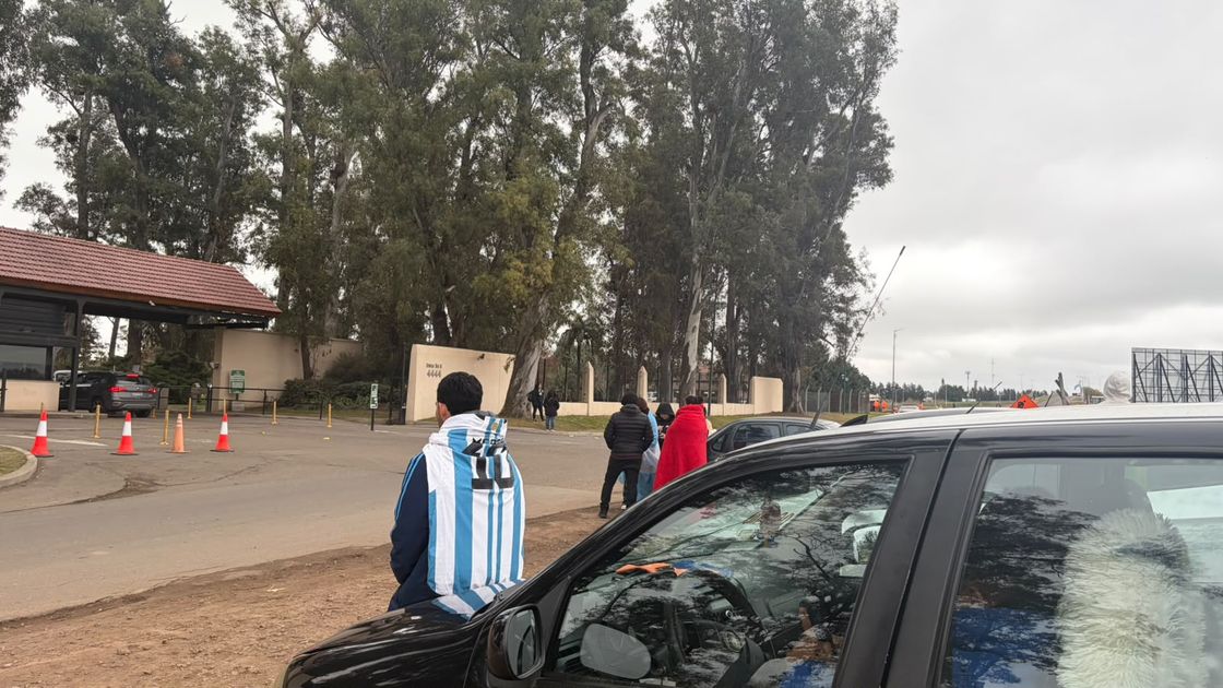 Hinchas de la selección frente al Kentucky esperando a Messi