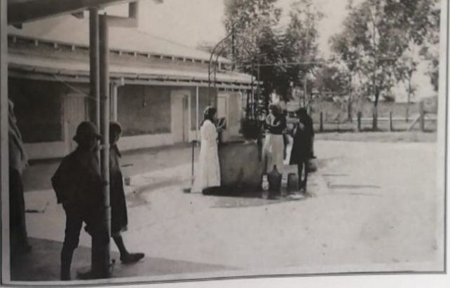 Maestra y alumnos en una escuela de un pueblo forestal. 