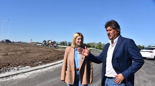 Roly Santacroce, del grupo de intendentes peronistas que apoyan Provincias Unidas, y la candidata de ese frente, Gisela Scaglia.