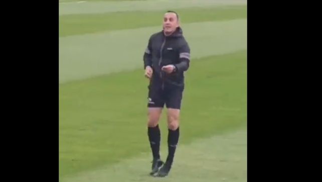 El gesto de Espinoza hacia la platea generó enojo en los rojinegros. Ahora deberá dar explicaciones a sus superiores. (Imagen de video)