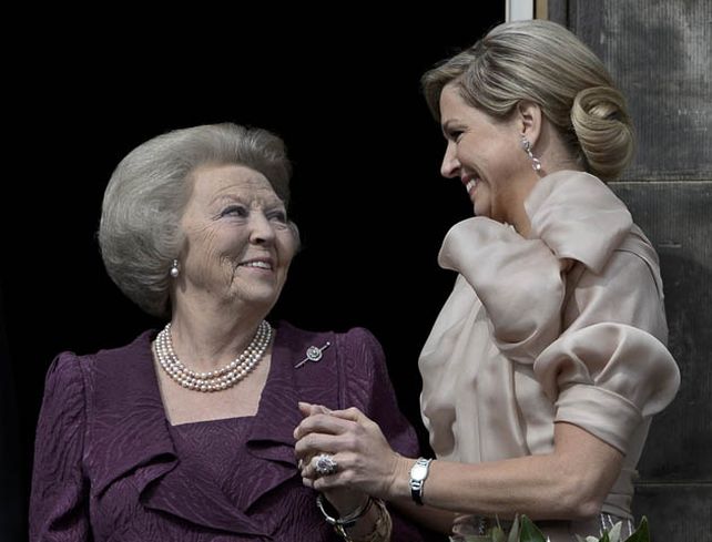 Máxima lució un vestido íntegramente realizado en organza color rosa pastel.