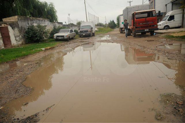 Pedido. Los vecinos solicitan a Assa la reparación y al municipio que luego arregle la calle para que vuelva a ser transitable.
