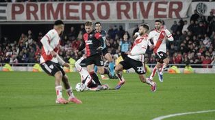 Miljevic pasa y Pezzella le cometerá una infracción que le significará una amarilla. El volante ofensivo leproso estuvo muy participativo.