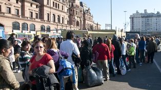 Incidentes frente a la porteña estación Constitución por sorpresivo paro de trenes