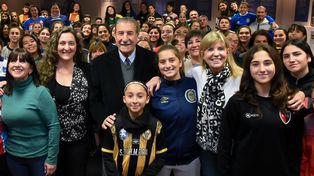 Anuncio importante. &nbsp;Mario Giammaría y Alejandra Rodenas apoyaron al fútbol femenino.&nbsp; Las jugadoras de todos clubes se dieron presente al salón de la Asociación Rosarina de Fútbol.&nbsp;