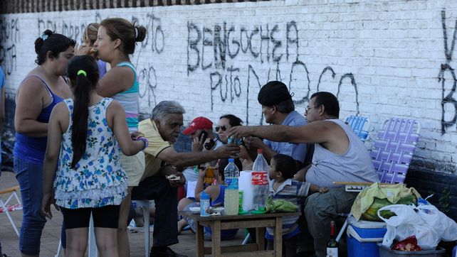Los uniformados de la santafesina y sus familiares acamparon durante cuatro días en los portones de algunas de las unidades regionales.