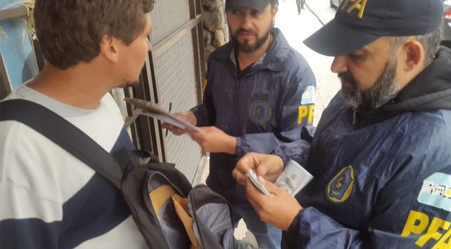 Procedimiento de la Policía Federal con arbolitos en la city santafesina