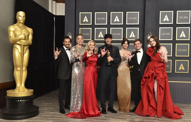El elenco y la directora de &ldquo;Coda&rdquo; festejan sus tres Oscar. &nbsp;