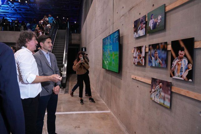 La muestra sobre Messi se inauguró ayer con&nbsp; Pullaro y el fotógrafo Ortiz.